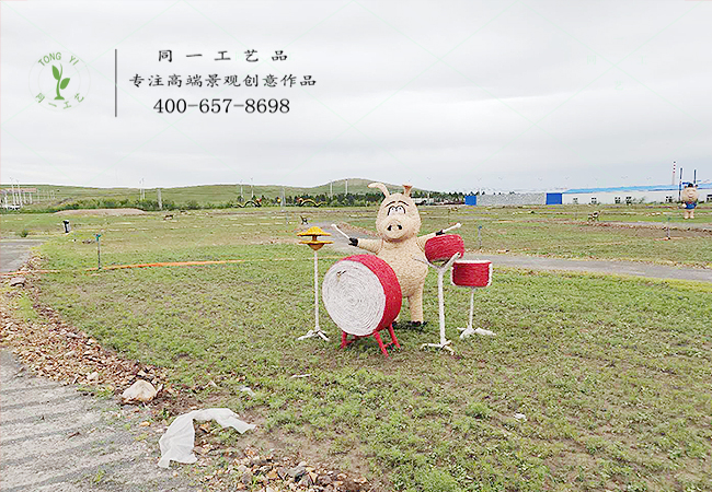 稻草工藝品卡通豬架子鼓造型案例圖