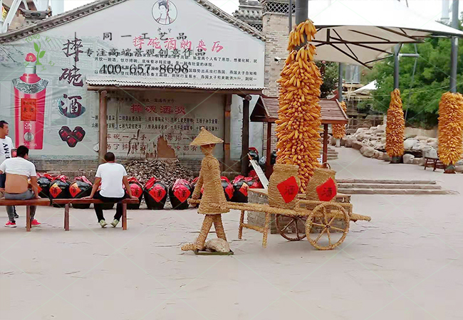 稻草工藝品人物拉酒車造型