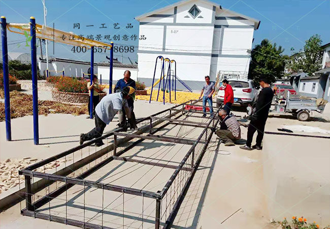 仿真綠雕立體花壇不忘初心造型現(xiàn)場制作