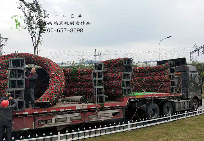 仿真綠雕絹花拱門現(xiàn)場卸貨